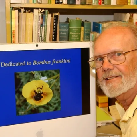 UC DAVIS RESEARCHER Robbin Thorp with a computer screen showing Franklin's bumble bee. He captured this image on a California poppy. (Photo by Kathy Keatley Garvey)